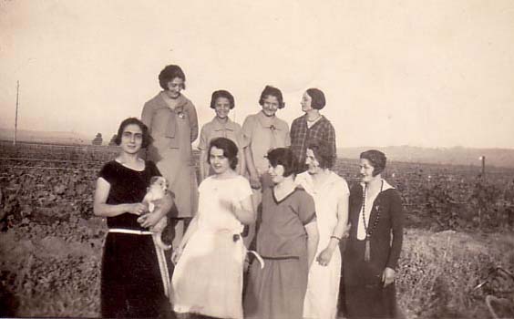 1928 : Cécile MICO née BRIESACH (la quatrième au premier rang)
