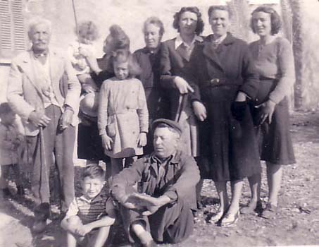 1944 : H.P.BRIESACH, Lucien PEUGNIEZ (dans les bras) de ? J.H.C.MANIVAL, Rolande NAVARRO née CAUTRES, sa mére : Constance CAUTRES née GUYON, Cécile MICO, Lucette MICO, 1er plan : Paul ou Yves NAVARRO, Fernand F.P. MICO
