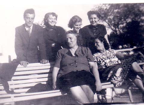 1951 : Paul (Paulo) MICO sa soeur Lucette G., ?, ? devant Cécile G. MICO née BRIESACH et ?