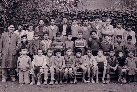 1953 : 3e rang : Echir Mohamed 1, Hamici Mohamed 2, Makkar Ahmed 3, ?4, Mhamed AMRAOUI 5, Fernand MICO 6, Attab Benameur 7, Kadoussi Mohamed 8, Bancour 9, Mekaki Ahmed 10, Fekaïr Abdelkader 11. 2e rang : Instituteur Ait-Hamou, Ouriachi 2, Bouhouia Djilali 3, Hadj Mohamed 4, Haddad Ahmed 5,Yaïche Saïd 6, Ahmed Hadj Mohamed 7, Abdelkader Hadj Mohamed 8, Kaled Ait-Hamou 9, ? 10, Mekarzia 11. 1er rang : Hadj Yahia 1, Echikh Djilali 2, Hamici Abdelkader 3, Nourredine 4, Philippe BOUTRIN 5, Bengueilil Abdelkader 6, Benaouda Ahmed 7, Emile ARTERO 8, Benkhelif Mohamed 9, Yaïche Abdelkader 10, Rebahi Kouider 11