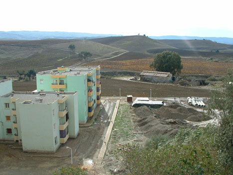 Vue vers le bas du rempart (vers l'oued Rhamoudja)