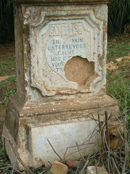 La seule tombe qui reste (celle des MANIVAL) ?