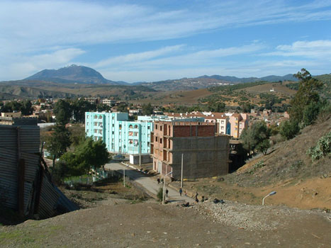 En bas de la côte du puits, au font le mont Zaccar